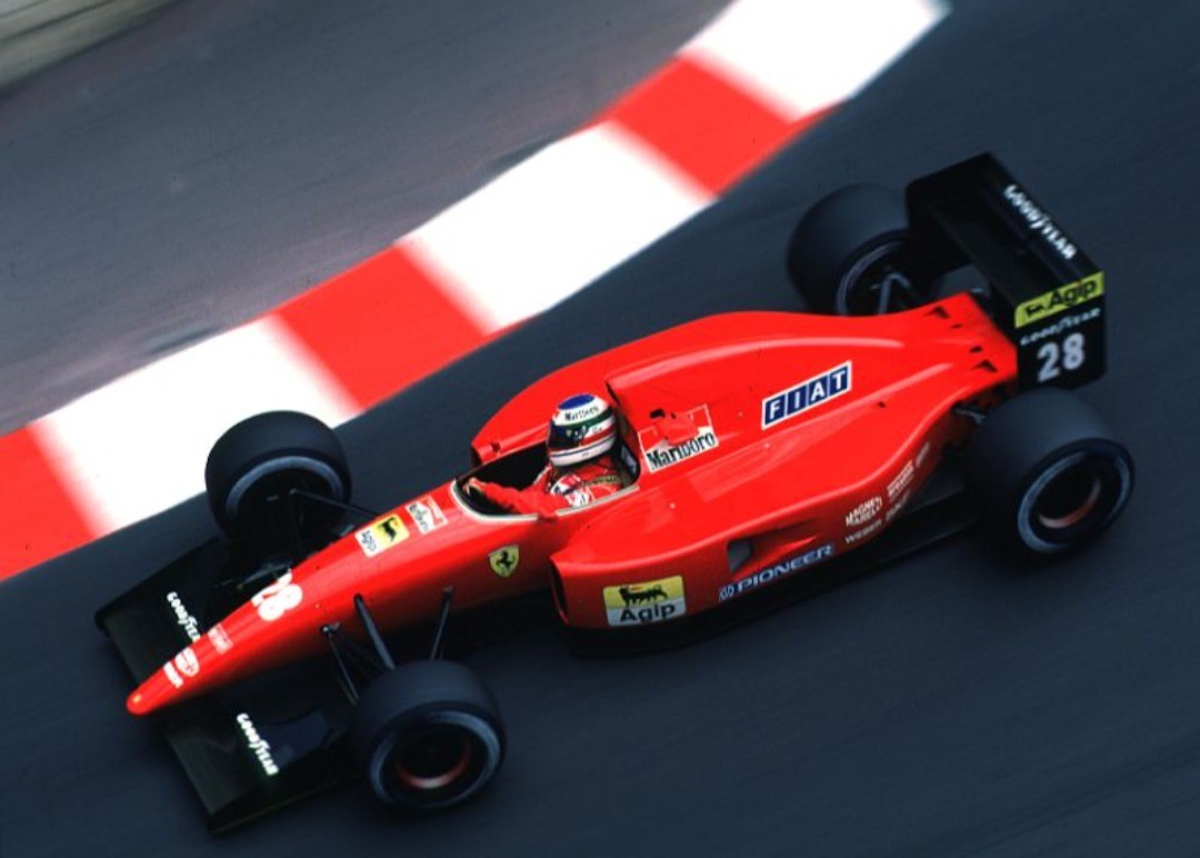 Ivan Capelli, G.P. Monaco (Montecarlo) 1992. Ferrari F92A. Prova: 8° Gara: Ritirato 60° giro (Incidente). Giro più Veloce: 10°. Tantissimi auguri di buon 59esimo compleanno a Ivan, uno dei più talentuosi piloti italiani di sempre. Campione italiano ed europeo di F3, vince la F3000 con un piccolissimo team (il Genoa Racing di Gariboldi) e approda alla F1 con la Tyrrell (4° alla sua seconda gara ad Adelaide), AGS e poi alle March Leyton House disegnate da Adrian Newey. Due secondi posti i migliori risultati. Approdò a Maranello in una annata sfortunata con una vettura inguidabile per il suo stile di guida molto pulito. Dopo il ritiro per anni ha seguito le cronache Rai come apprezzato e disponibile commentatore. #scuderiaferrariclubcaprinobergamasco #caprinobergamasco #scuderiaferrariclub #scuderiaferrari #lerossenelcuore #scudoferrari #essereferrari #liveyourferraripassion #missionwinnow #ferrariclub #officialclub #theofficialferraripassion #sfc #forzaferrari #cl16 #charlesleclerc #carlossainz #f1-75 #cs55 #ferraridriveraccademy #f1 #ferrari #sainz #leclerc #scuderiaferrari